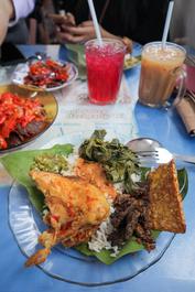 Gudeg biasanya dimakan dengan nasi dan disajikan dengan kuah santan … Masakan Padang Asli Kampung Baru Thokohmakan
