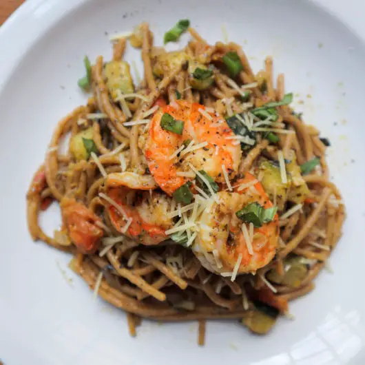 Pesto pasta with prawns,zucchini and tomatoes [Recipe]