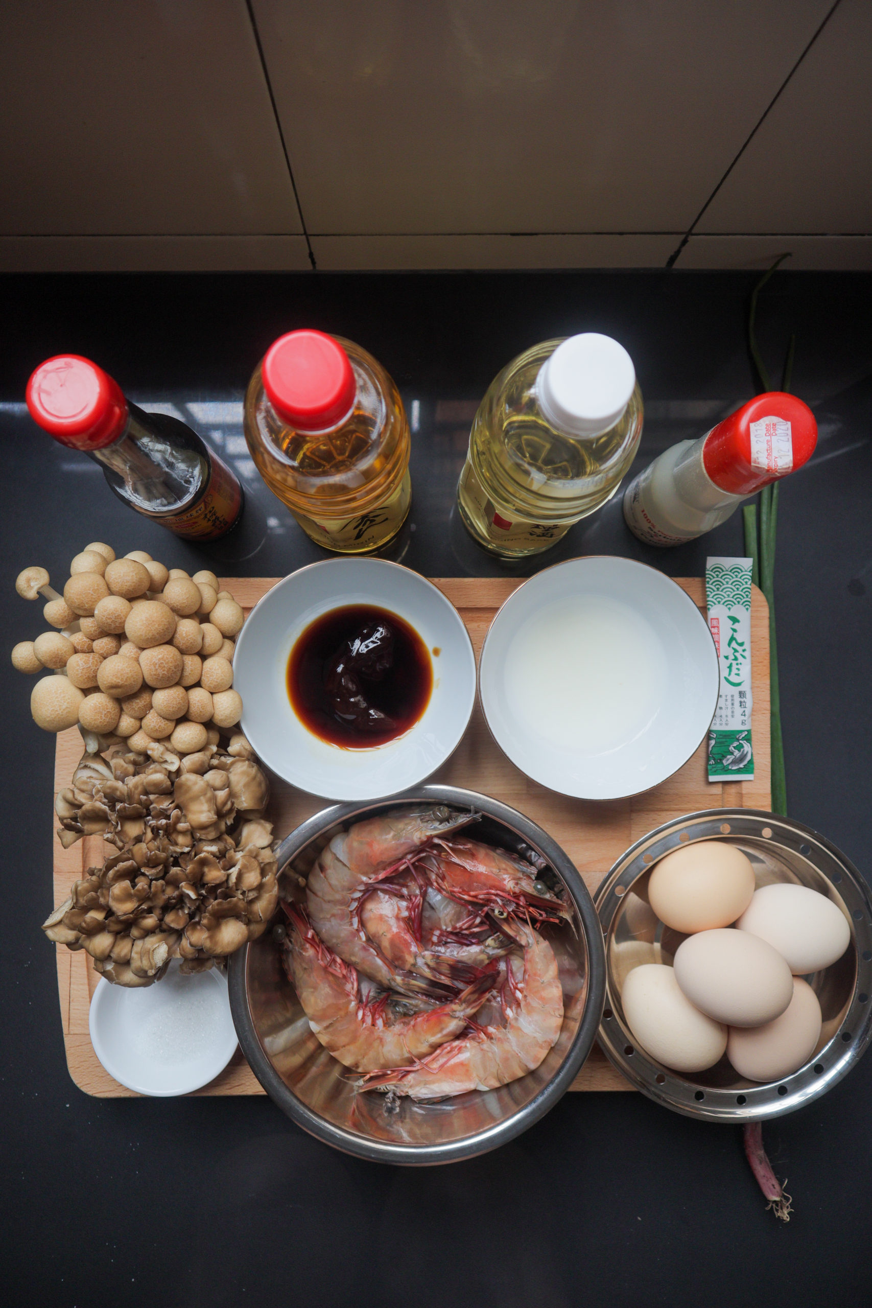 Scrambled eggs with shrimp and mushroom [Recipe] - Thokohmakan