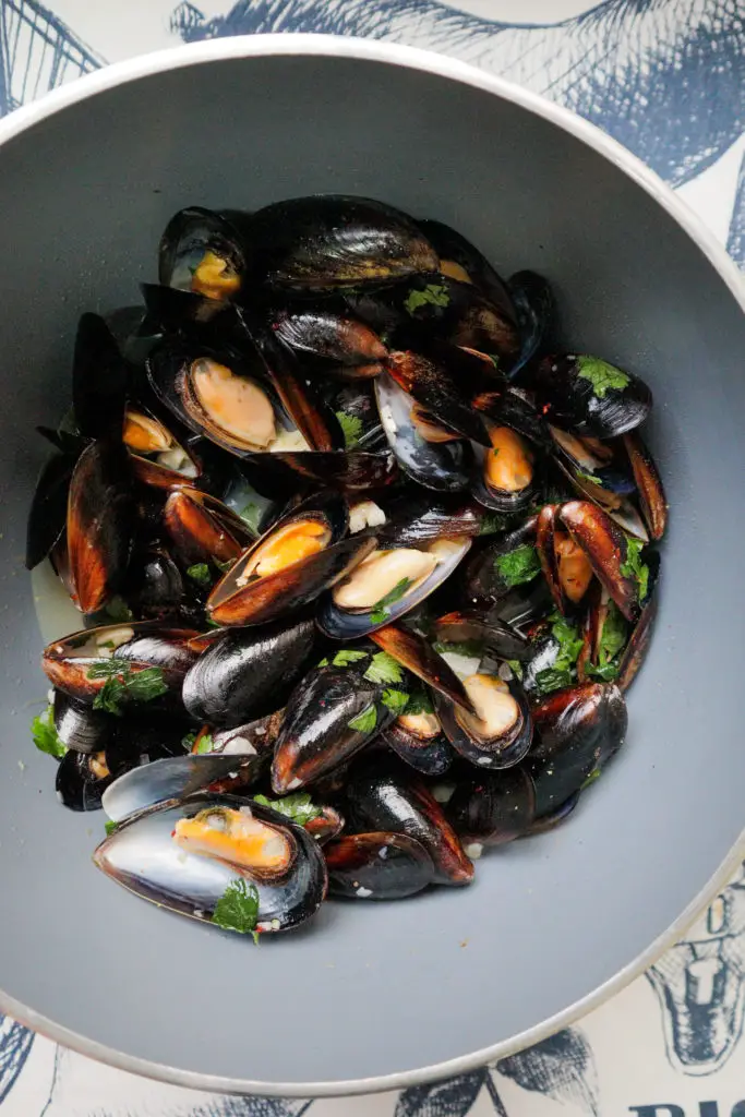 Mussels in white wine and garlic [Recipe]