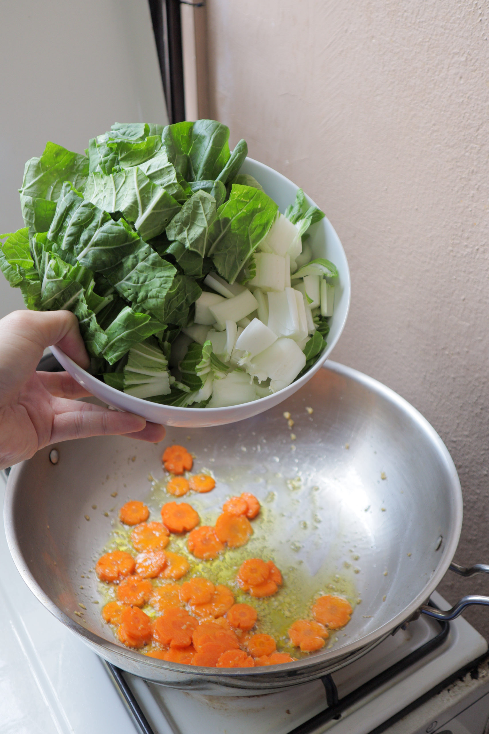 Low FODMAP stirfry choy sum with carrots and tofu [RECIPE] Thokohmakan