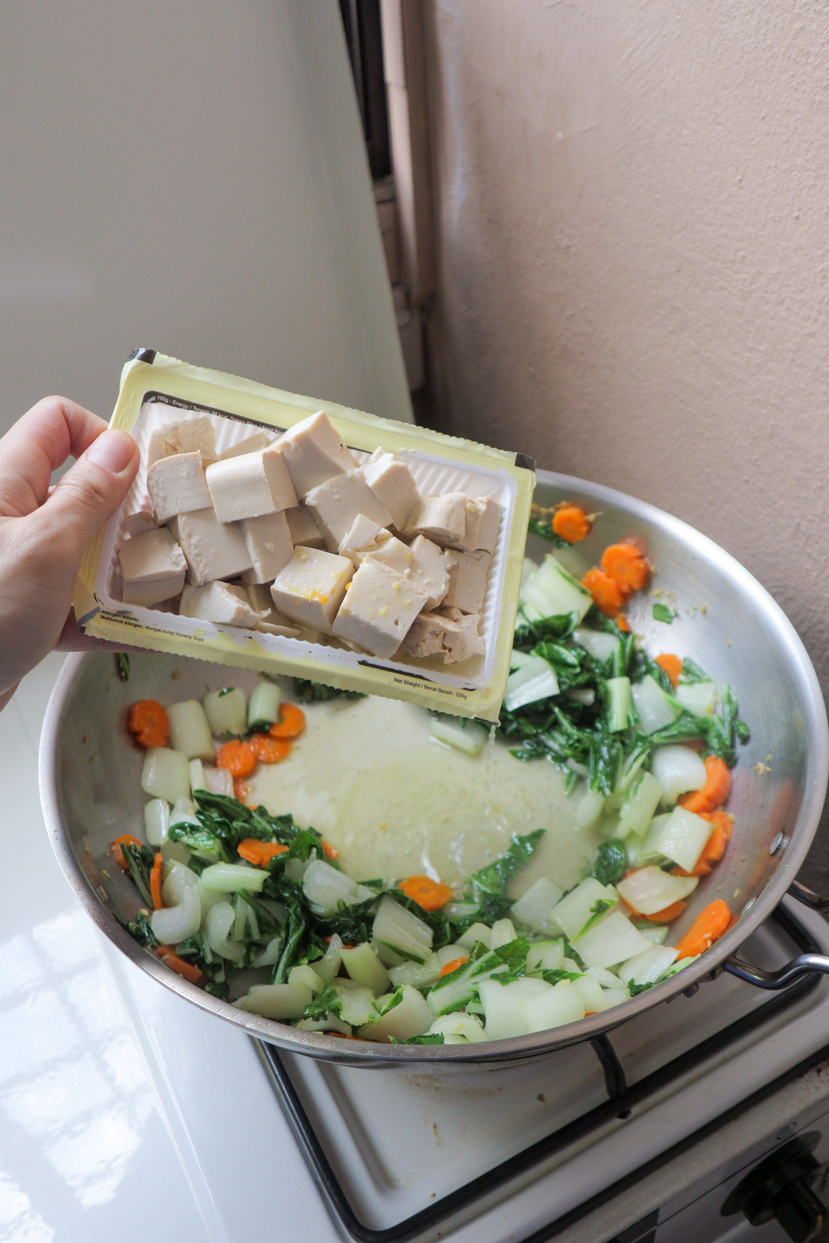 Low FODMAP stir-fry choy sum with carrots and tofu [RECIPE] - Thokohmakan