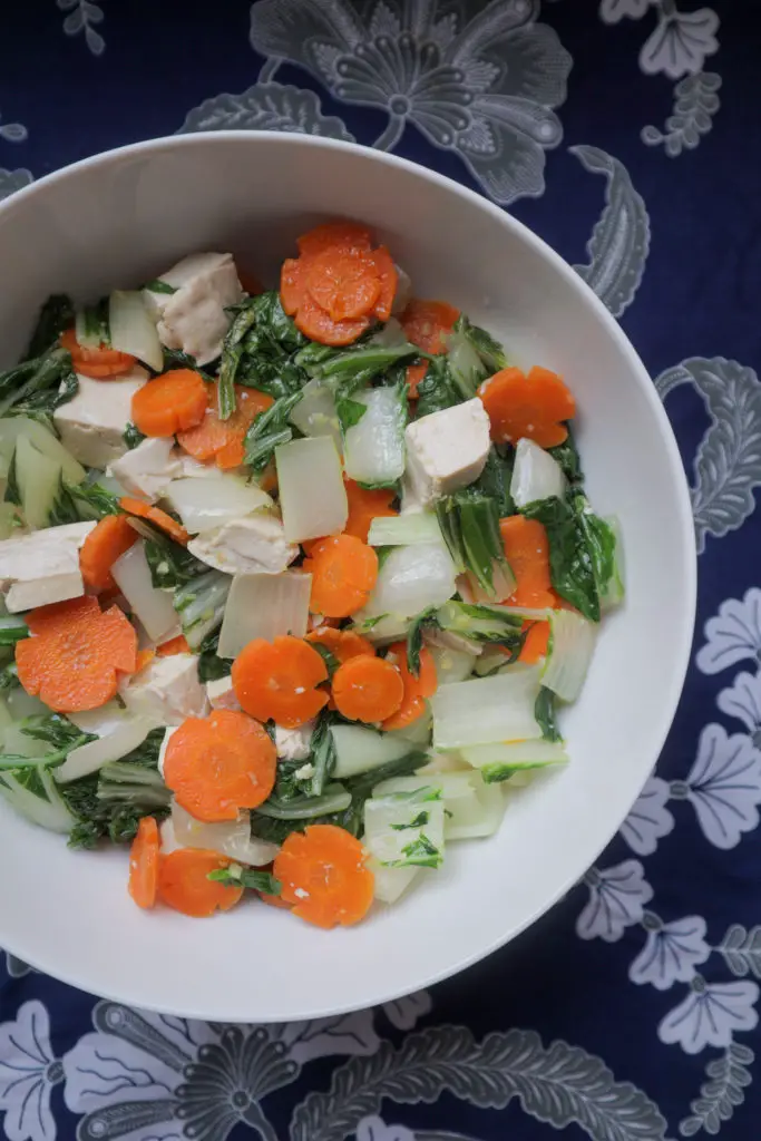 Low-FODMAP Stir-fry choy sum with carrots and tofu [RECIPE]